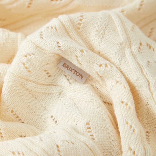 Nahaufnahme der feinen Strickstruktur des Brixton Bixby Cardigans
