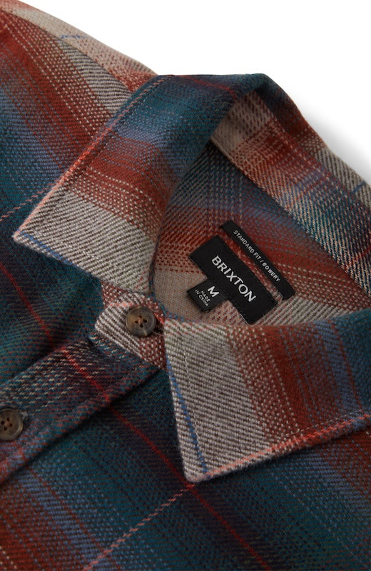 Kragendetail des Brixton Bowery Flannel Hemds in Multi Shadow