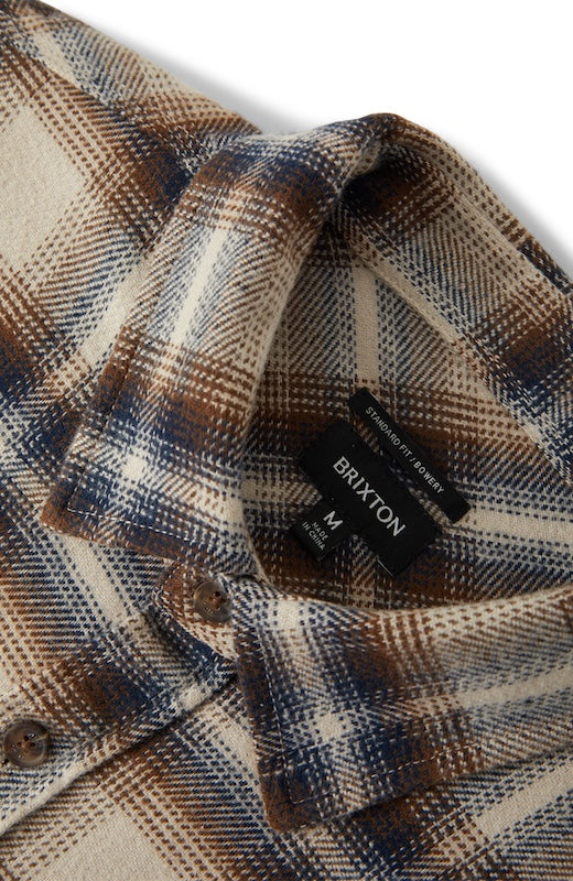 Kragendetail des Brixton Bowery Flannel Hemds Soft Brown Plaid