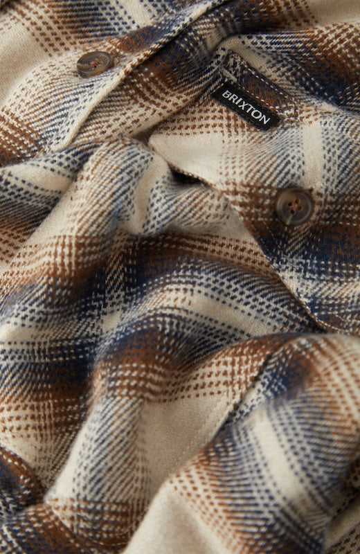 Nahaufnahme des Flanellstoffs vom Brixton Bowery Hemd Soft Brown Plaid