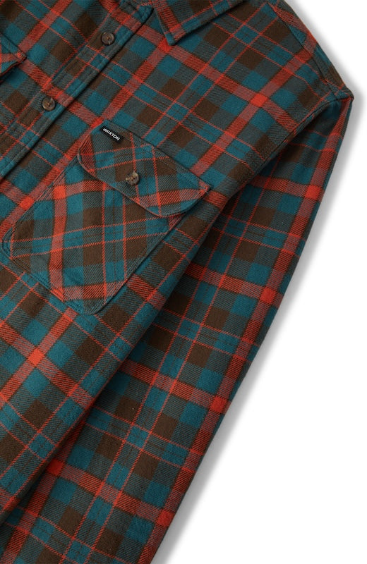 Detailansicht von Ärmel und Karomuster des Brixton Bowery Flannel