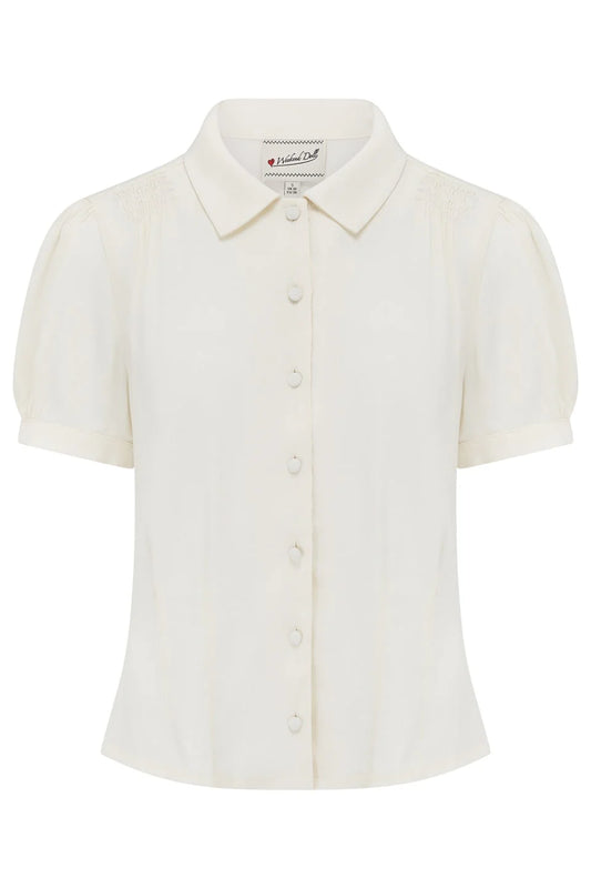 Vintage-inspirierte Bette Blouse in Ivory getragen zu High-Waist-Rock und Hut im 30er Jahre Stil