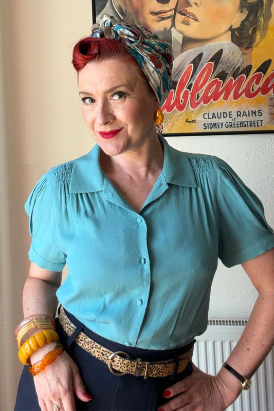 Tealfarbene Bette Blouse von Weekend Doll getragen zu High-Waist-Hose im Vintage-Stil