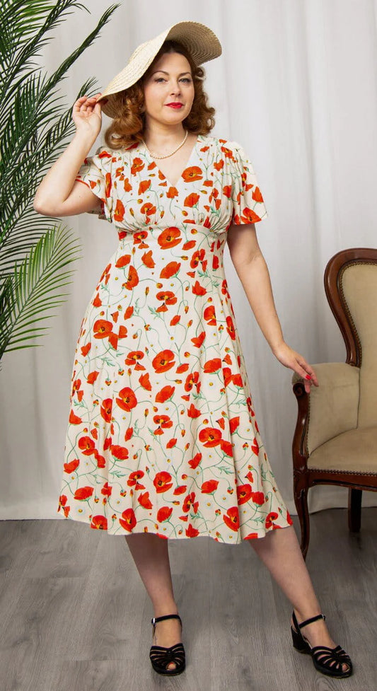 Betty Tea Dress Ivory Poppy Print mit rotem Mohnblumenmuster und Vintage-Schnitt