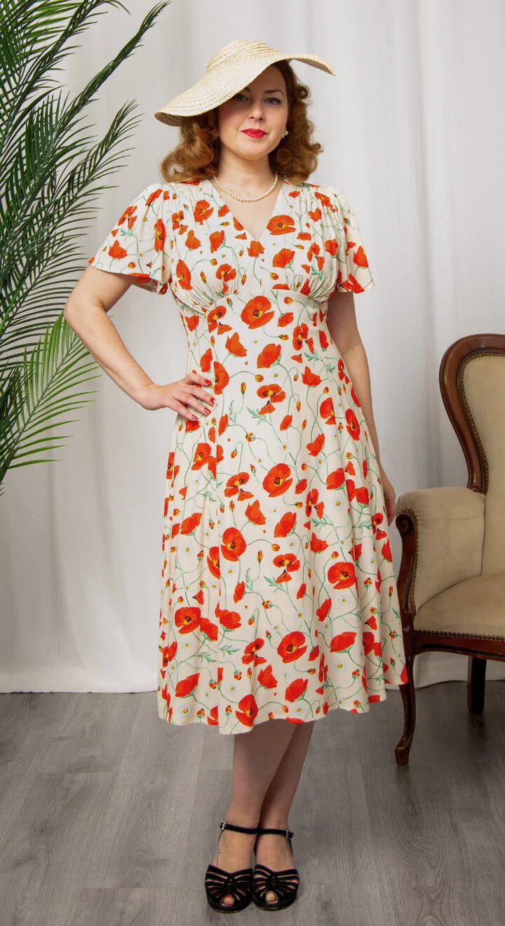 Vintage-inspiriertes Sommerkleid mit Mohnblumen und V-Ausschnitt von Weekend Doll