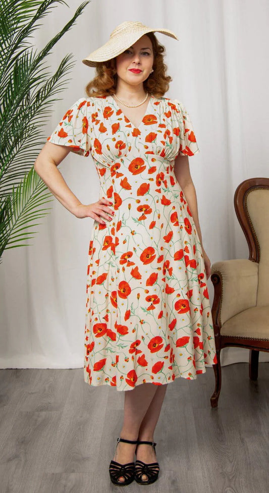 Vintage-inspiriertes Sommerkleid mit Mohnblumen und V-Ausschnitt von Weekend Doll