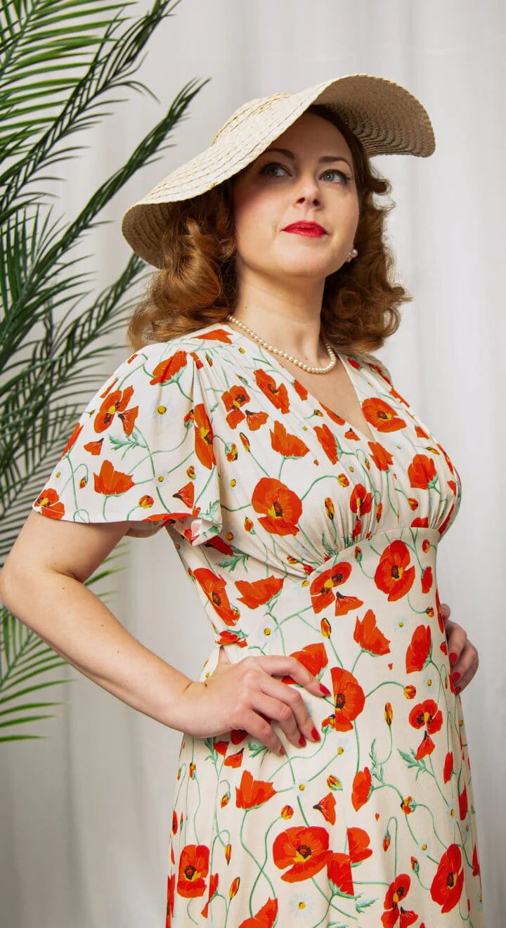 Detailansicht des Betty Tea Dress mit Raffungen und romantischem Mohnblumen-Print