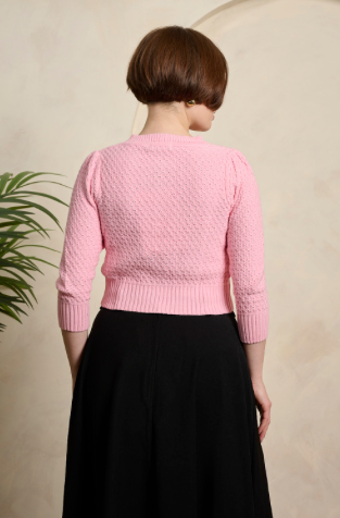 Rückansicht des rosa Fara Cardigans von Banned Retro