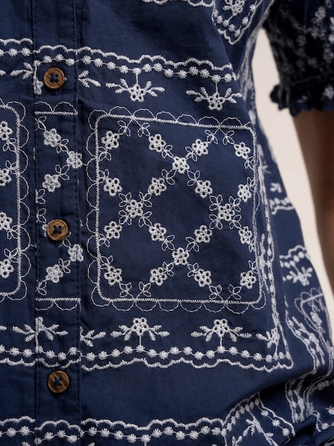 Detail Stickerei Bluse blau weiß Spitze Ärmel