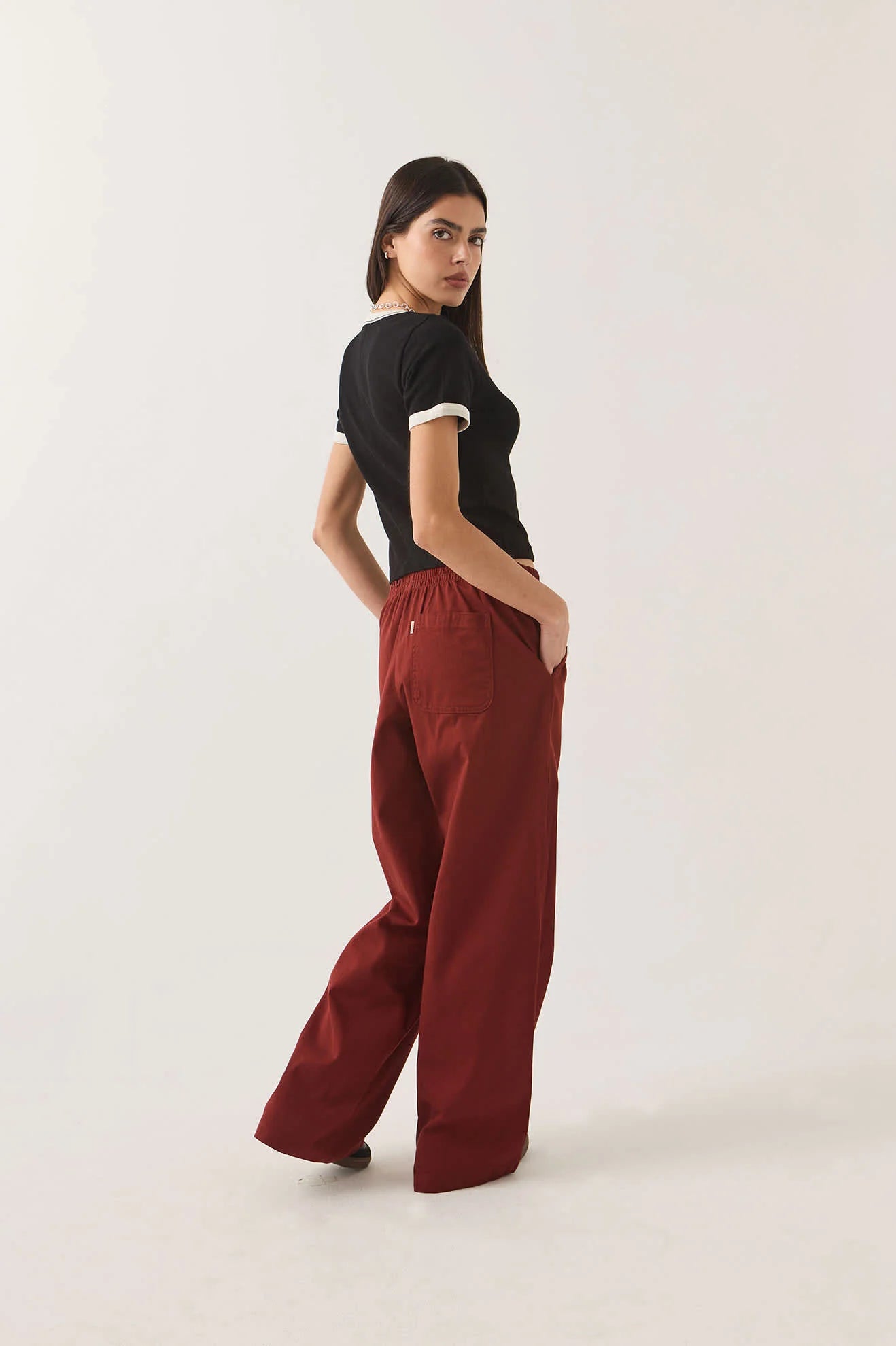 Detail der Brixton Lounge Pant Dark Brick mit elastischem Taillenbund