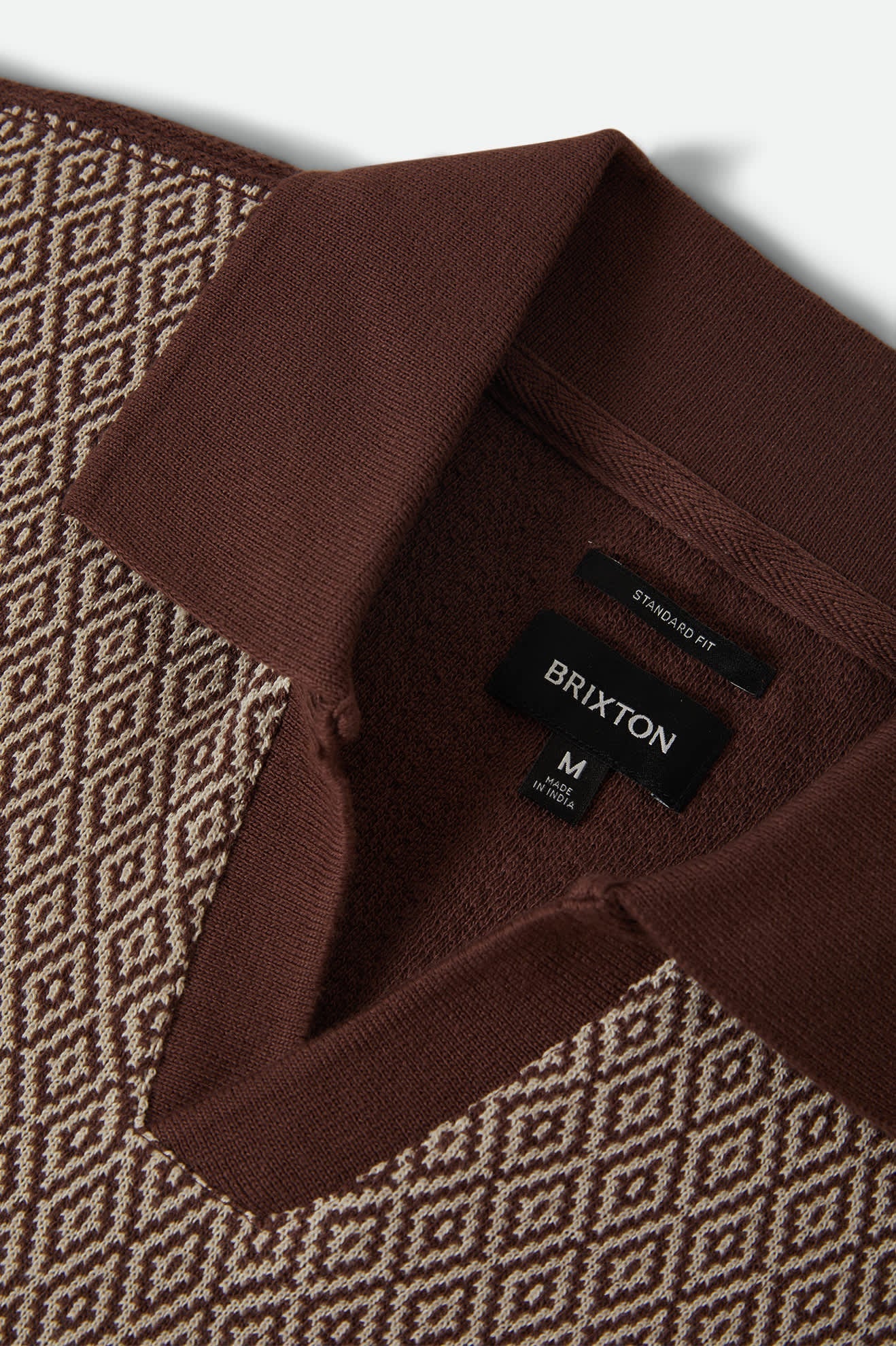 Brixton Theo Jacquard Polo Chocolate mit offenem Johnny-Kragen und strukturierter Baumwolle
