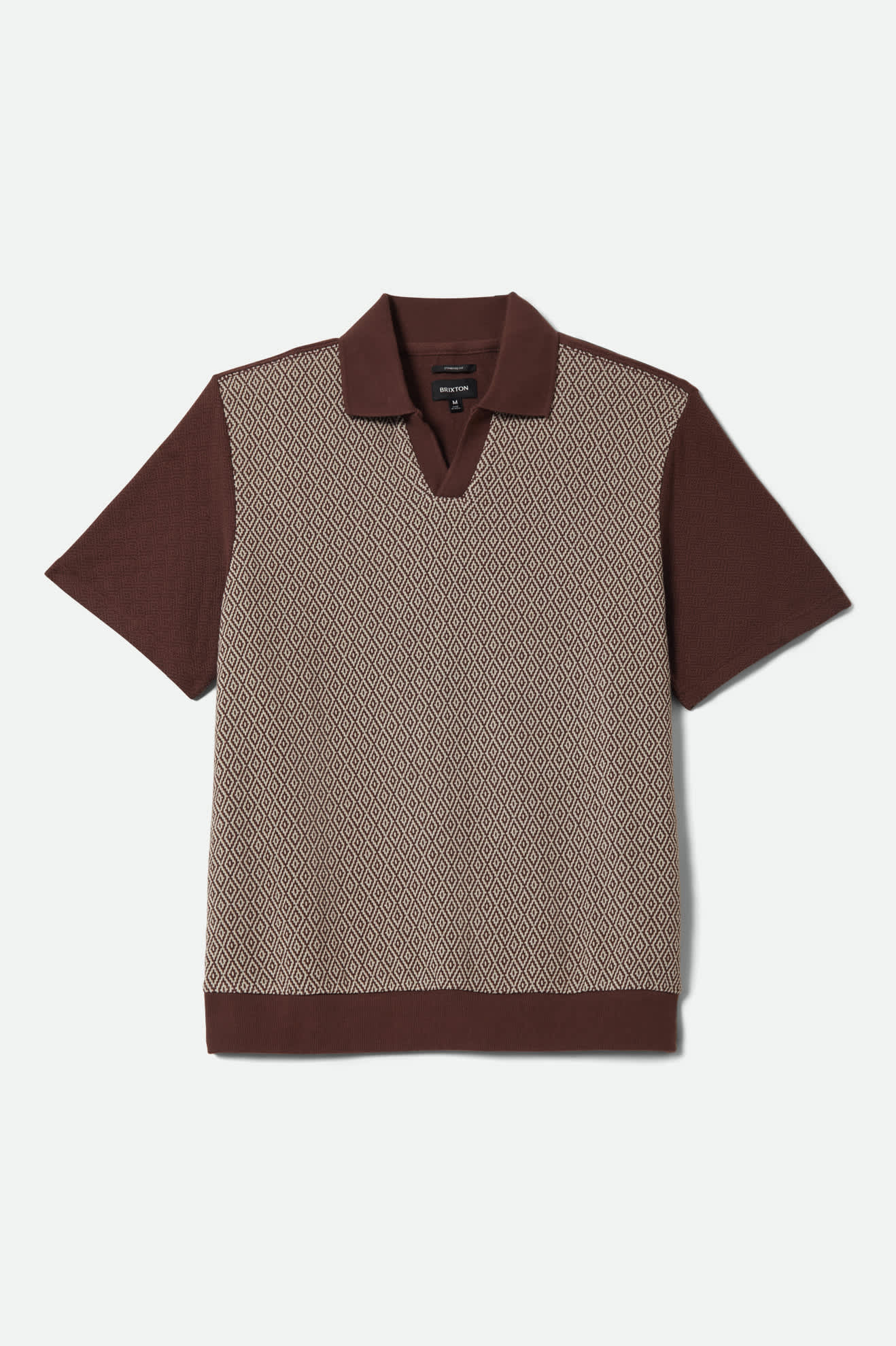 Brixton Theo Jacquard Polo in Chocolate mit Diamantmuster – vintage-inspiriertes Herrenpolo mit Johnny-Kragen