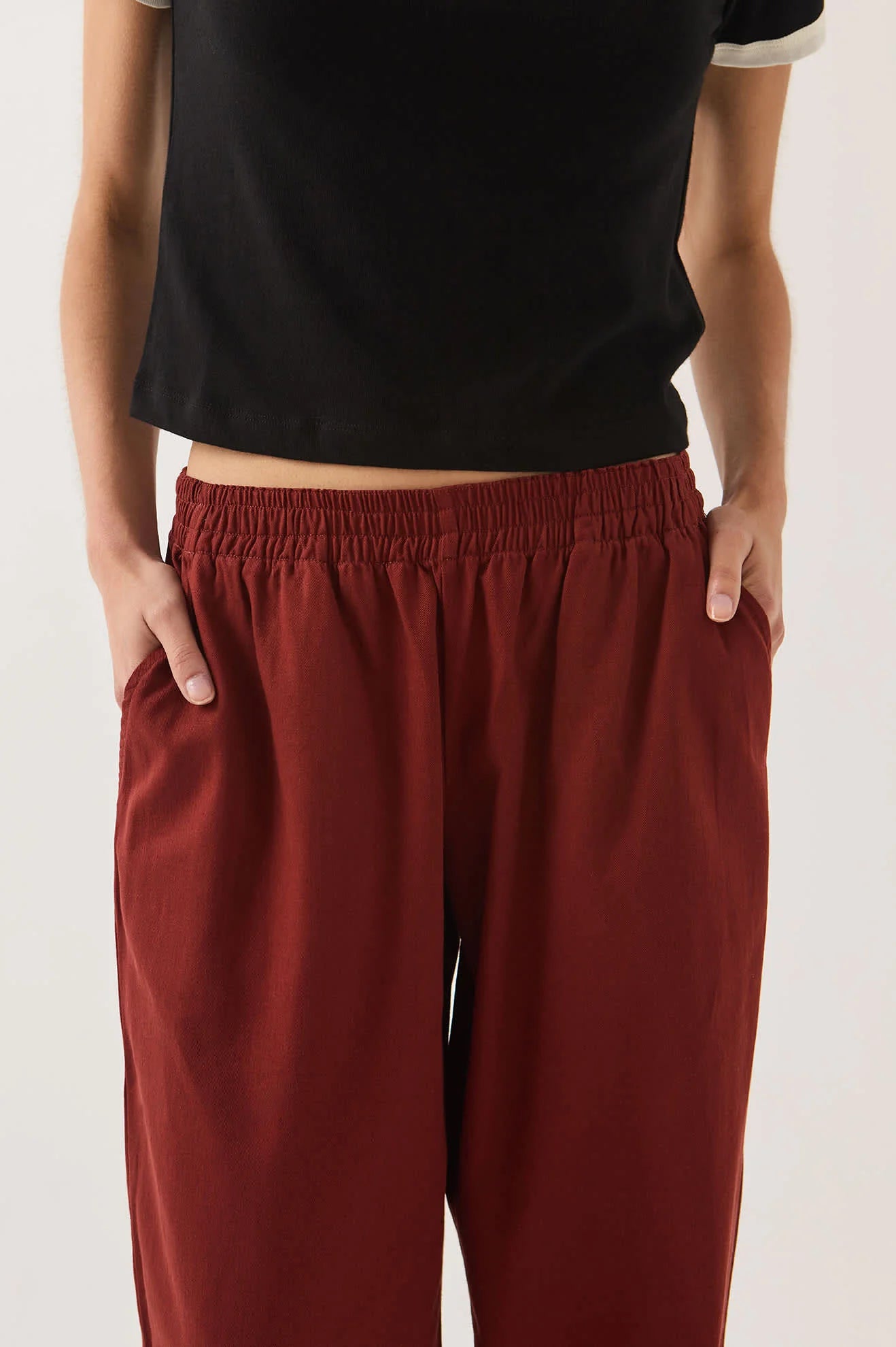 Detail der Brixton Lounge Pant Dark Brick mit elastischem Taillenbund
