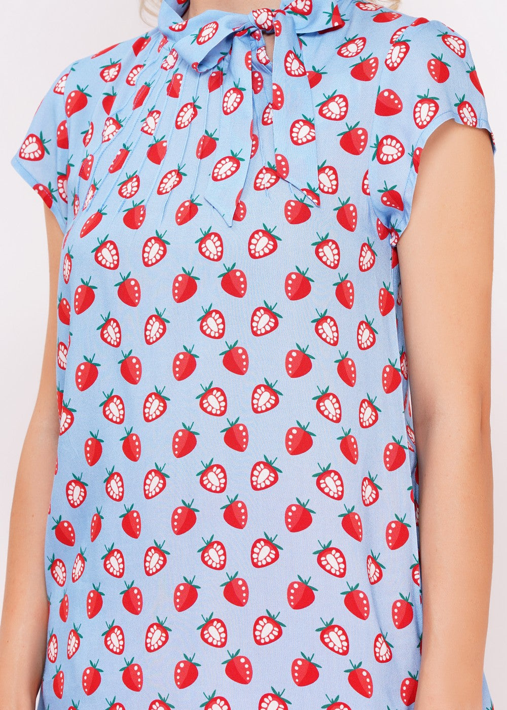 Detail Erdbeer Muster Schleifenbluse blau rot feminin