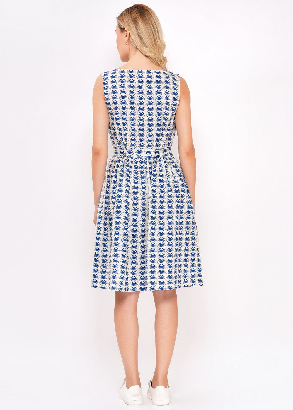 Rückenansicht ärmelloses Kleid Krabbe mit Taillenband