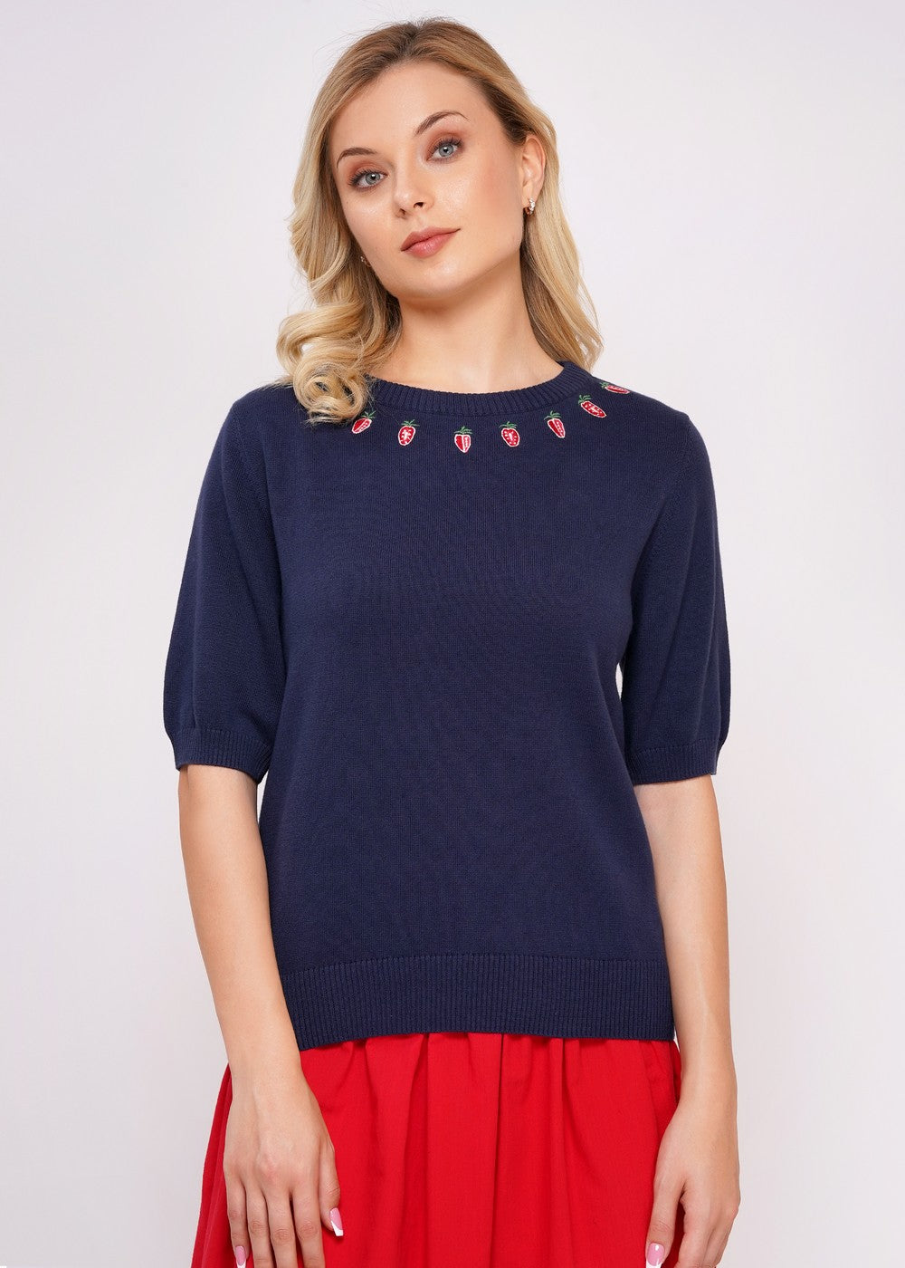 Vintage-inspirierter Strickpulli in Blau mit Erdbeer-Stickerei von Circus Clothing aus Bio-Baumwolle, Vorderansicht