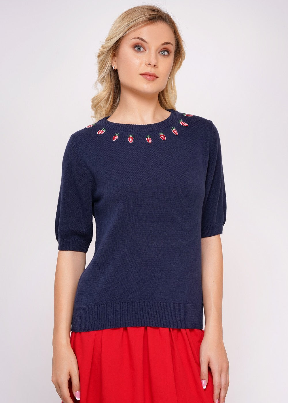 Detailansicht Erdbeer-Stickerei am Halsausschnitt eines blauen Vintage Strickpullis von Circus Clothing