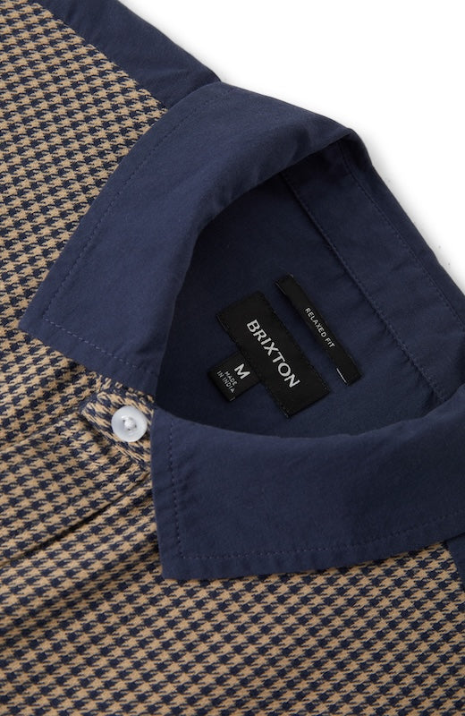 Kragendetail des Brixton Cru Shirt Classic Navy Herrenhemds
