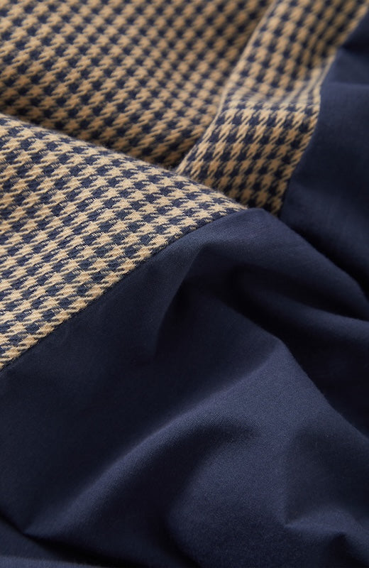 Detailaufnahme von Hahnentritt-Muster und navyblauem Stoff des Brixton Cru Shirts