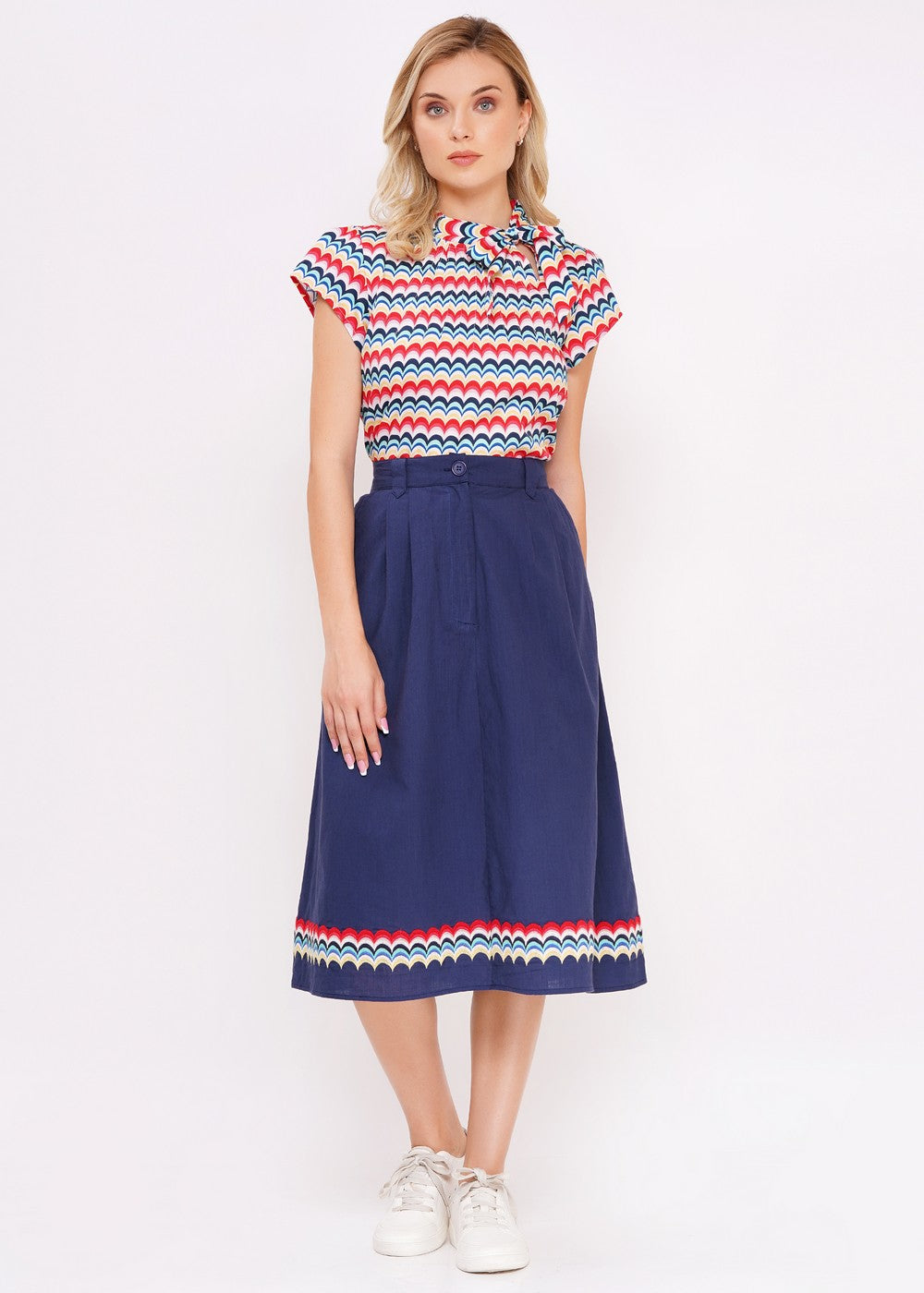 Outfit mit gemusterter Bluse und navy Rock – stilvoll kombiniert