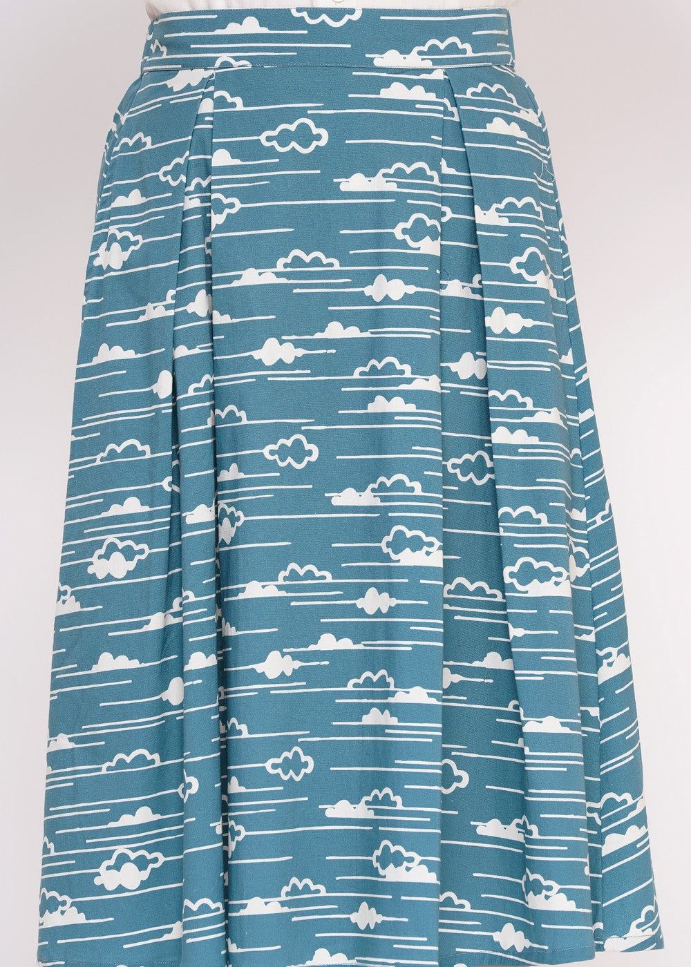 Detail Wolkenmuster Rock blau weiß Damen