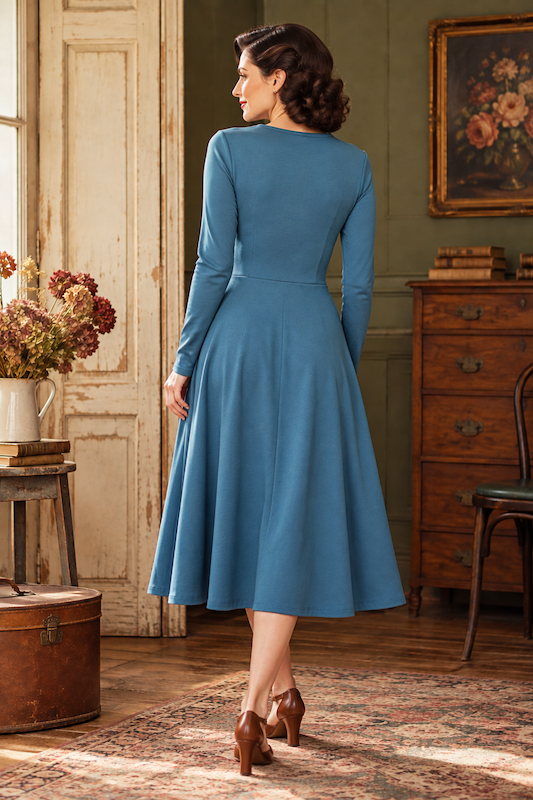 Vintage Kleid Estelle in Eisblau – Rückansicht mit tailliertem Schnitt und ausgestelltem Rock