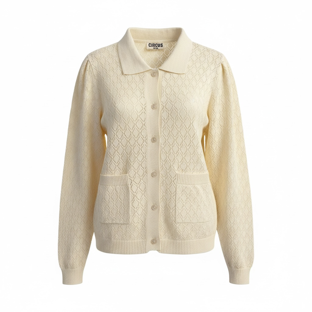 Circus Clothing Vintage Strickjacke in Ivory mit Ajour-Rautenmuster, kleinem Kragen, Knopfleiste und zwei aufgesetzten Taschen, Vorderansicht.
