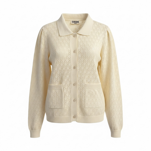 Circus Clothing Vintage Strickjacke in Ivory mit Ajour-Rautenmuster, kleinem Kragen, Knopfleiste und zwei aufgesetzten Taschen, Vorderansicht.