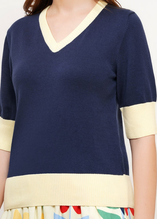 Detailansicht V-Ausschnitt Strickpullover blau-creme, vintage inspiriert