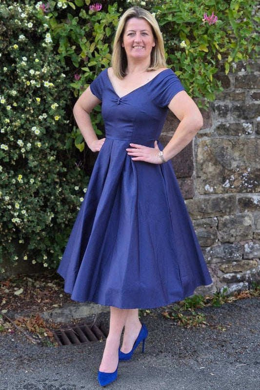 Lily 50er Jahre Kleid in Marineblau getragen mit weitem Rock und betonter Taille