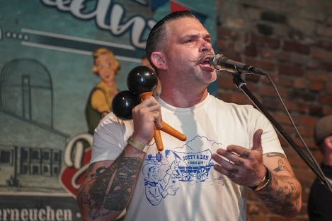 Arne von den Rhythm Torpedos trägt das limitierte 10 Jahre Dotty&Dan Herren Jubiläums-Shirt beim Scheunentanz 2026 auf der Bühne.
