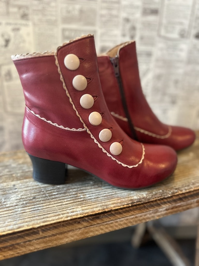 Bordeauxrote viktorianische Damenstiefelette Modell Fido mit cremefarbener Knopfleiste und Blockabsatz