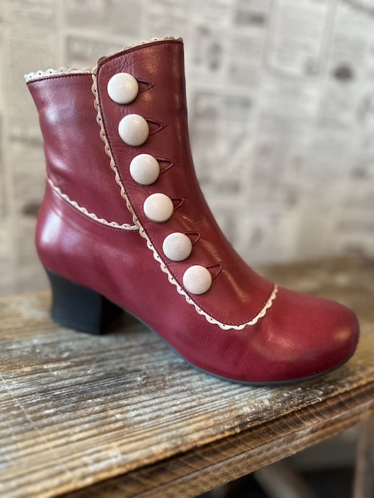 Vintage-Stiefelette Fido in Bordeaux mit cremefarbenen Knöpfen und verspielter Zierborte