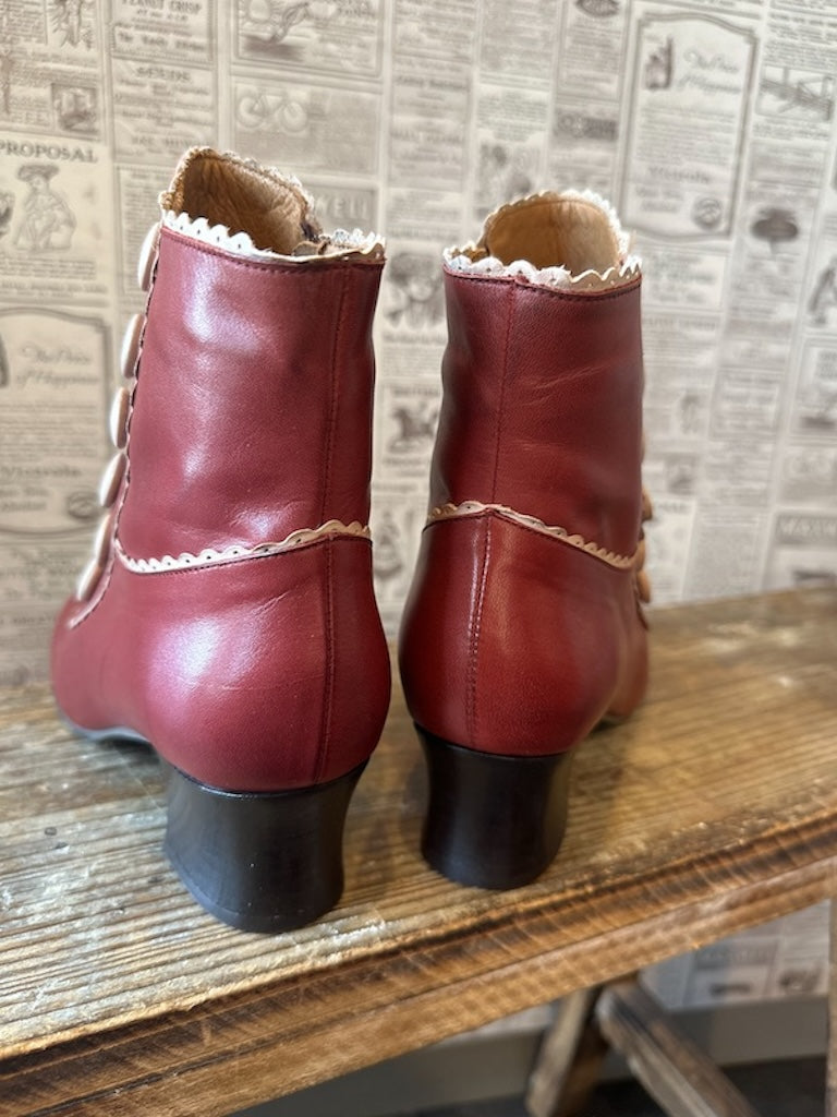Detailaufnahme bordeauxrote Damenstiefelette Fido mit cremefarbener Zierborte und Knöpfen im Retro-Look