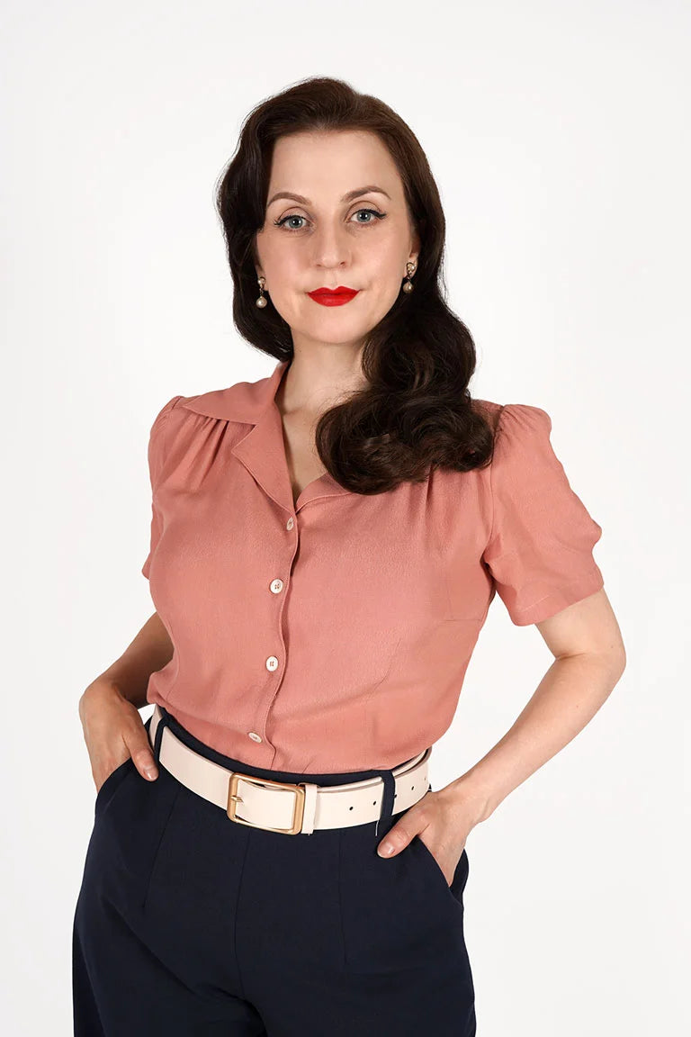 Weekend Doll Gene Blouse in Rose getragen zur High Waist Hose im 1940er Jahre Stil