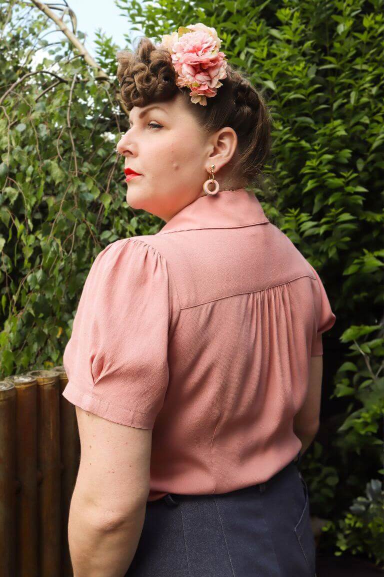 Weekend Doll Gene Blouse in Rose Rückansicht mit geraffter Rückenpasse und kurzen Ärmeln