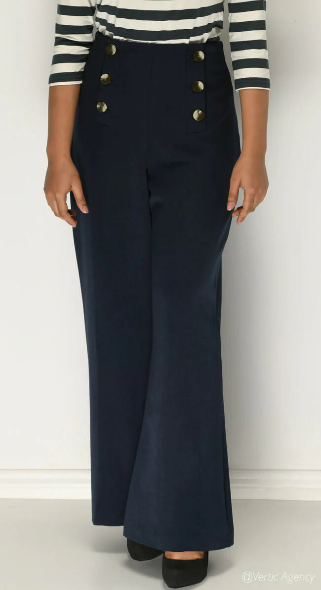 Greta Sailor Pants kombiniert mit Ringelshirt im maritimen Retro-Look