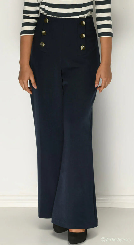 Greta Sailor Pants kombiniert mit Ringelshirt im maritimen Retro-Look