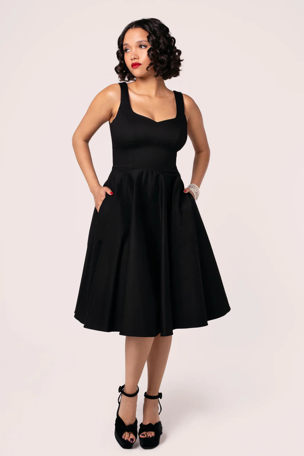 Vintage Swingkleid Heidi Black mit Herzausschnitt – Vorderansicht