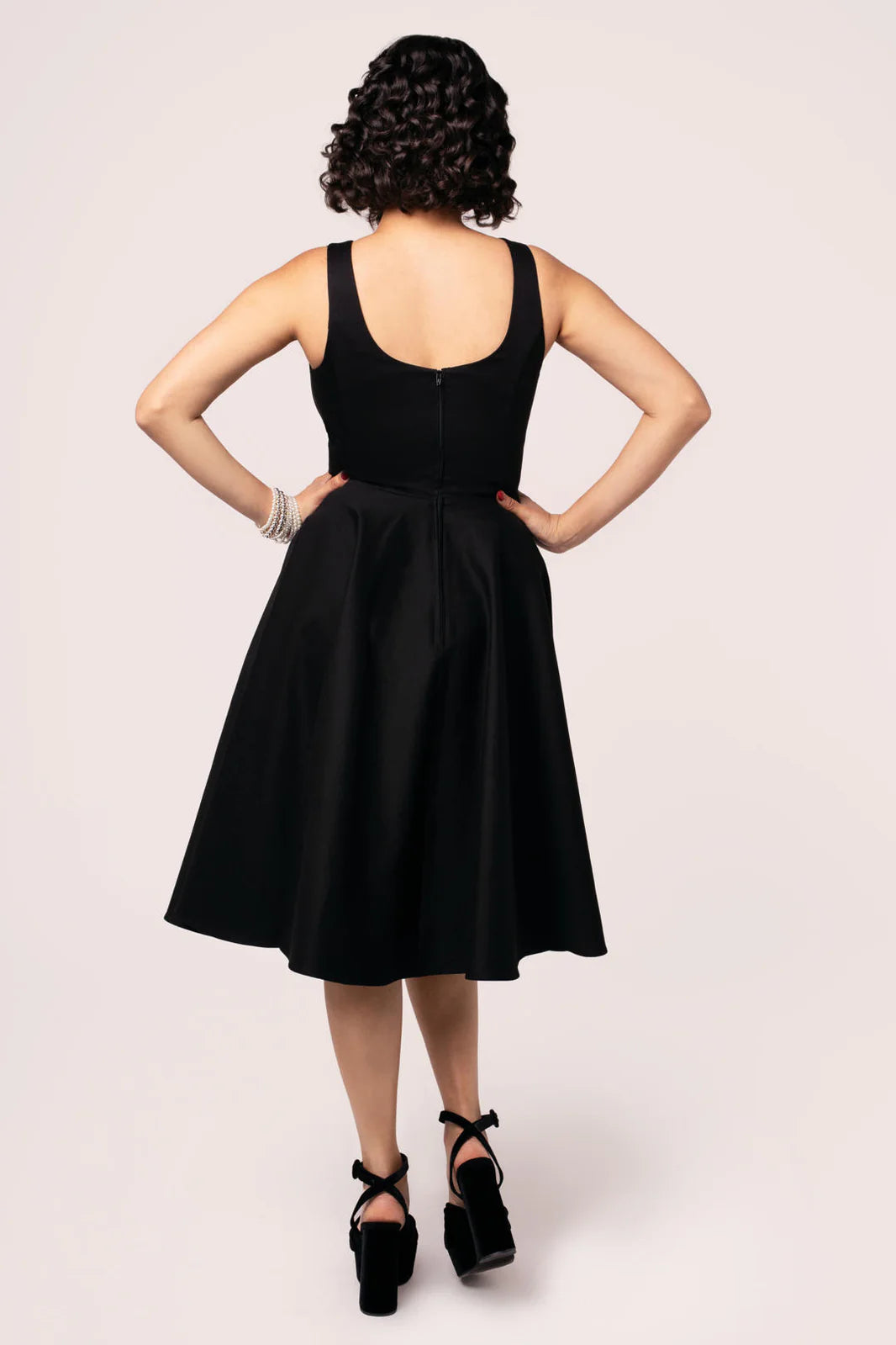 Rückansicht Heidi Swingkleid Black – tiefer Rückenausschnitt