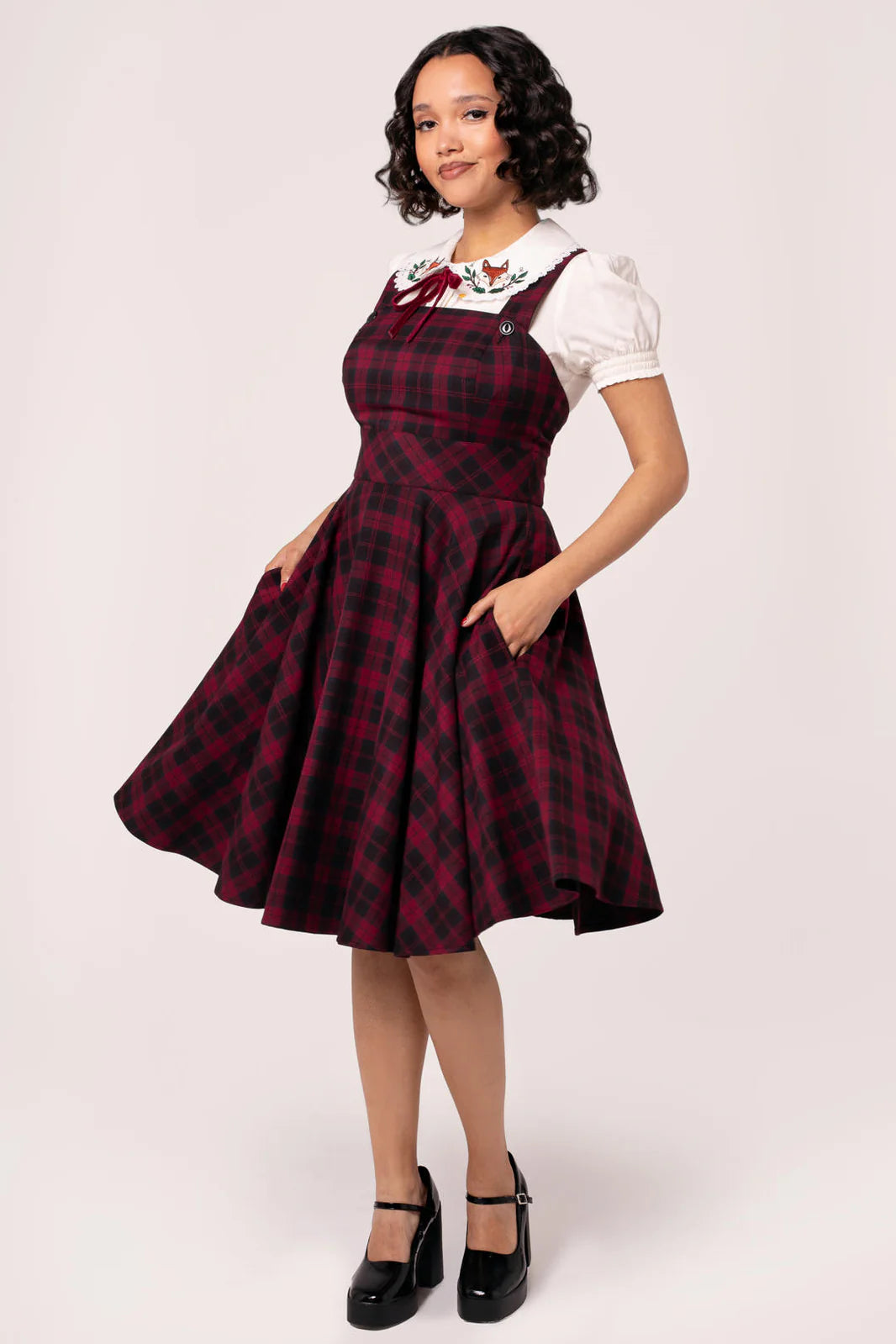Carmina Pinafore Dress – Retro Latzkleid in Schwarz-Burgund Karo mit Tellerrock und Taschen