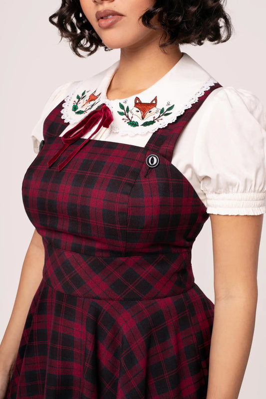 Carmina Pinafore Dress Burgund – Vintage Latzkleid im Tartan-Muster, Nahaufnahme mit Bluse