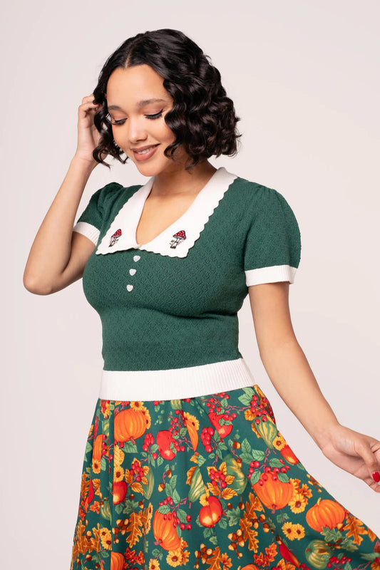 Retro Top mit Jacquard-Muster in Grün und cremefarbenem Kragen mit Pilz-Motiv – 50s inspirierte Damenmode
