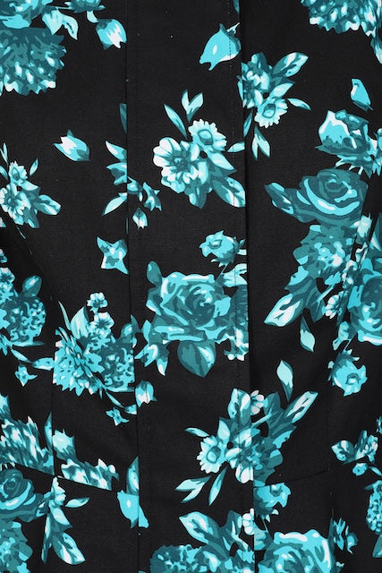 Detailaufnahme des floralen Musters auf dem wasserabweisenden Baumwollmantel Keira von Hearts & Roses.