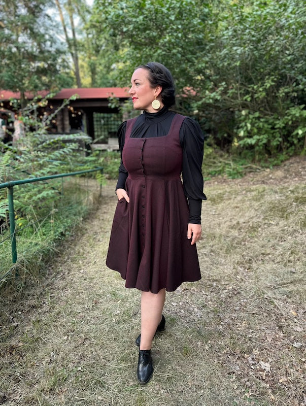 Pinafore Kleid Bordeaux Schwarz mit Knopfleiste vorne