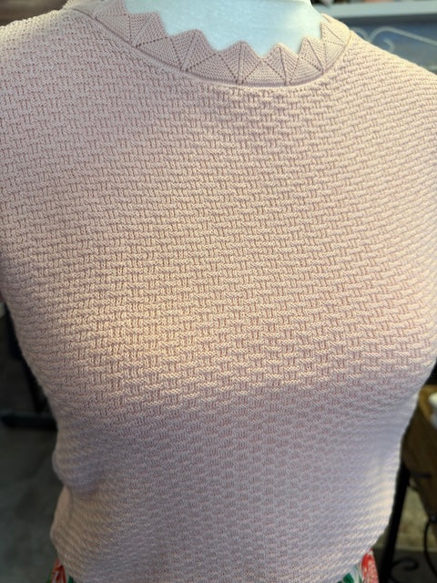 Detailaufnahme Wellenkragen und Strukturstrick vom Pretty Vacant Vintage Pullover in Rosa