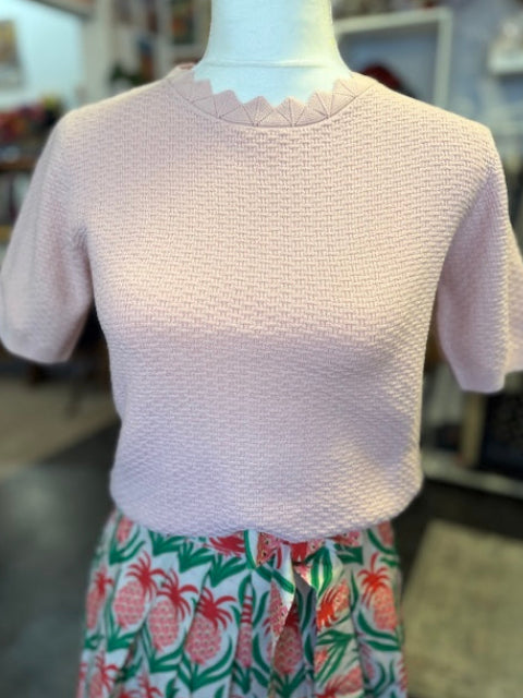 Pretty Vacant Scallop Neck Pullover in zartem Pink aus GOTS Bio-Baumwolle im 50er Jahre Stil