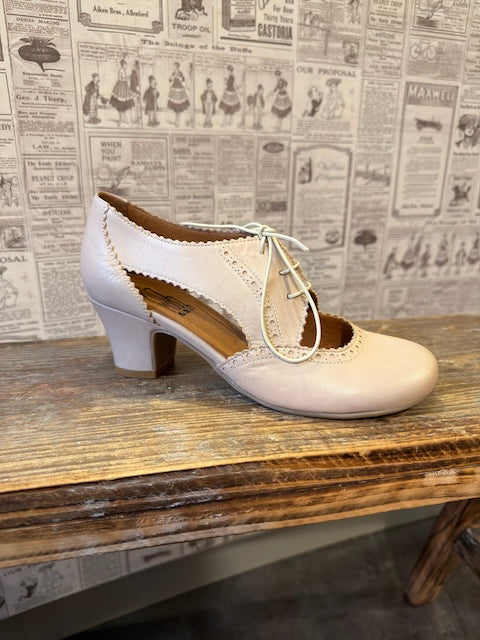 Schnür Bootie in Cream mit Lochmuster & 5 cm Absatz