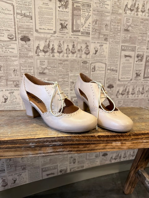 Detailansicht durchbrochene Seiten & Brogue-Verzierung