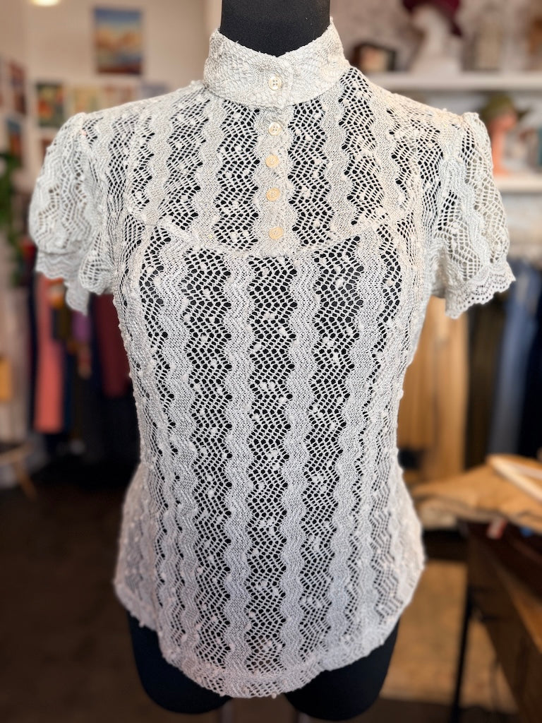 Vintage Bluse Jette in Silbergrau mit Stehkragen und Knopfleiste